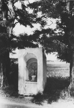 Kleine Kapelle am Steudacher Weg in schwarz/weiß von 1984